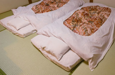 畳の上に布団を敷いて寝る