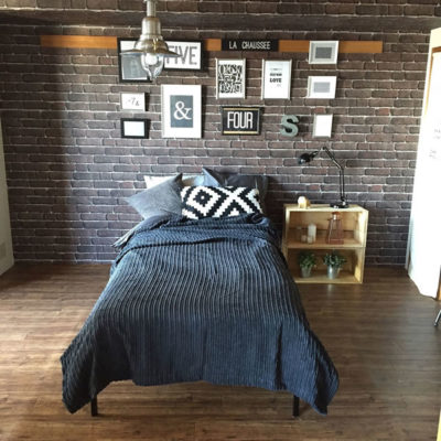 黒いベッドで作るブルックリンスタイルの寝室
