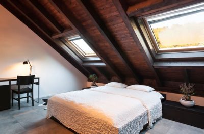 勾配天井の寝室のベッド