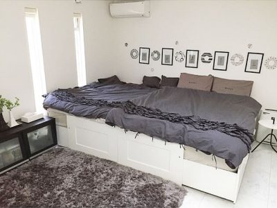 モノトーンな白い寝室