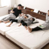 家族4人で寝るベッドの「快適なサイズ」と組み合わせ方